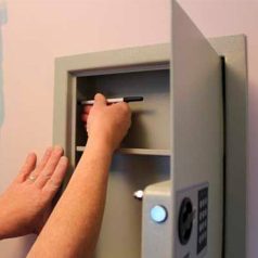 Установка сейфа с электронным замком