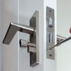 Установка замка на деревянную или алюминиевую дверь