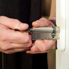 Замена личинки на алюминиевую дверь